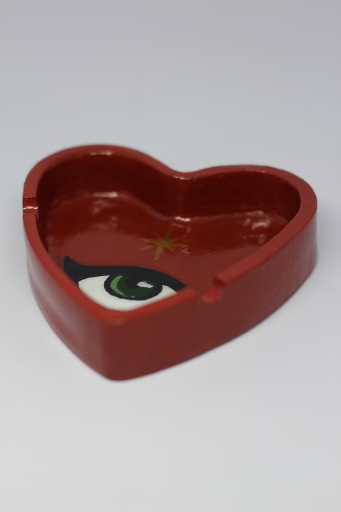 Cinzeiro coração vermelho pintado à mão