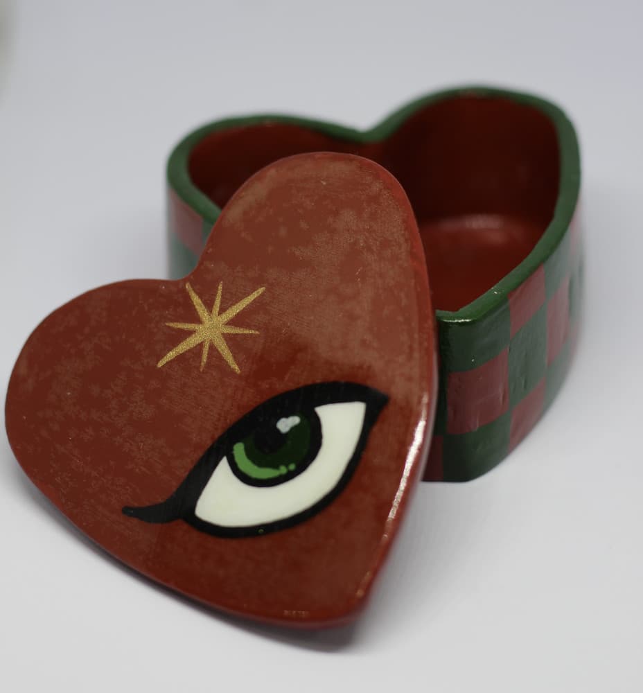 Porta-coisinhas coração com tampa, pintado à mão