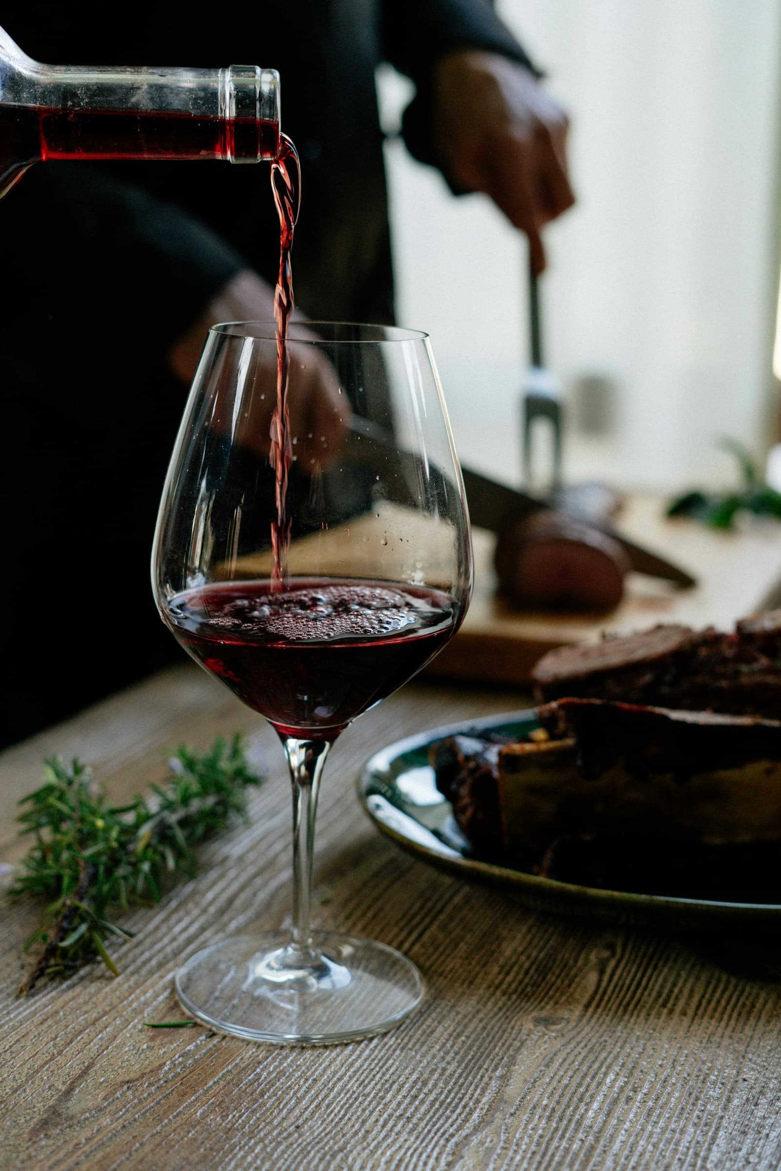 Taça de vinho tinto servida à mesa