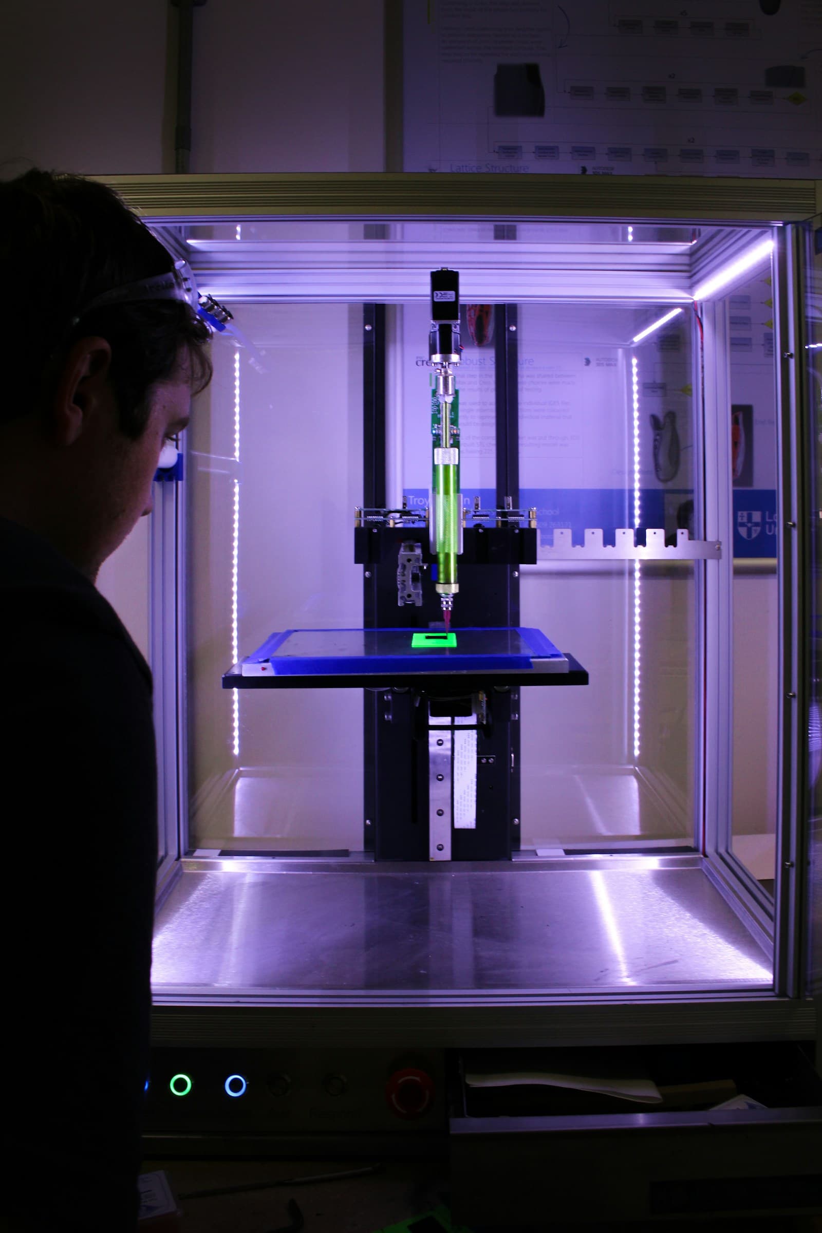 Manos trabajando en el taller casero de impresión 3D