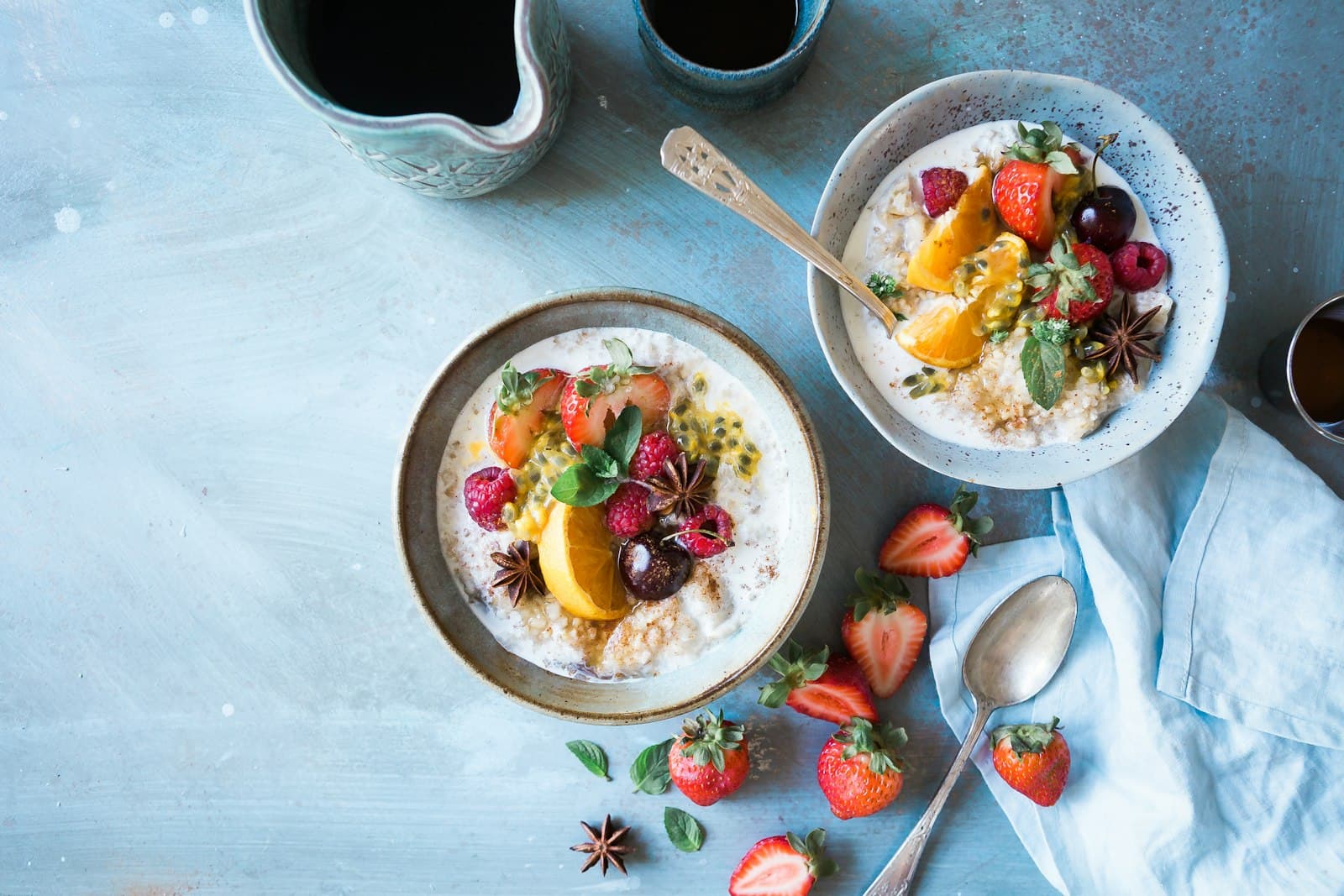 Zwei Schalen Overnight Oats mit frischen Beeren und Obst