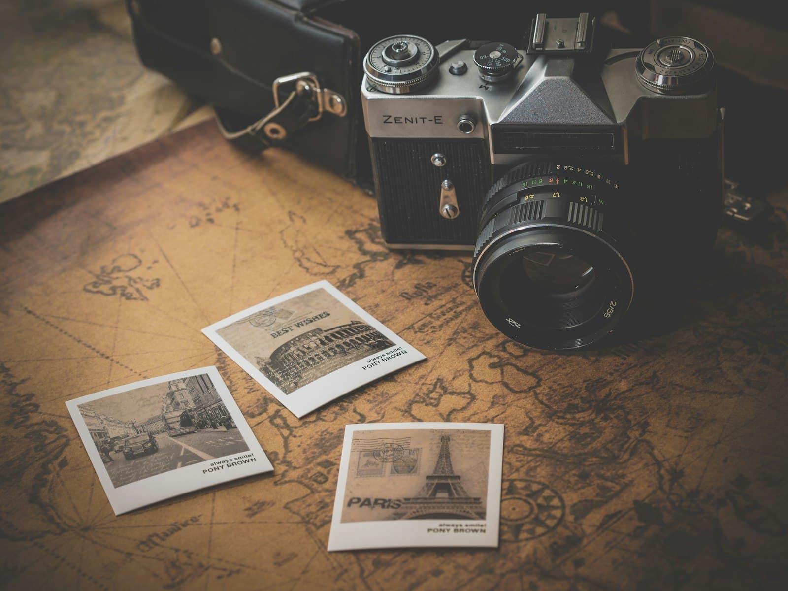 Câmera e fotos impressas