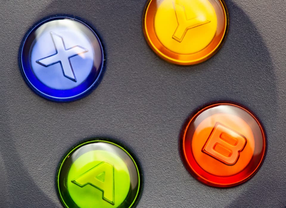 Close dos botões coloridos de um controle de videogame